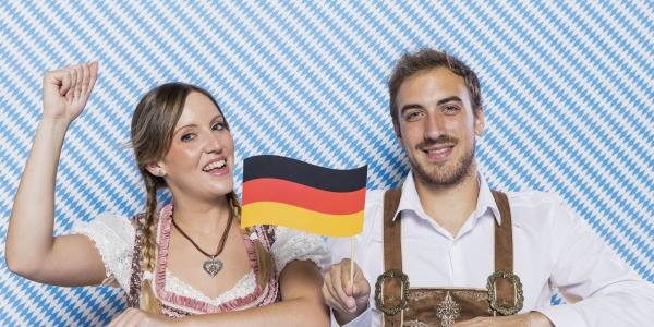 Oktoberfest i bawarskie tradycje – słownictwo i praktyczne dialogi po niemiecku