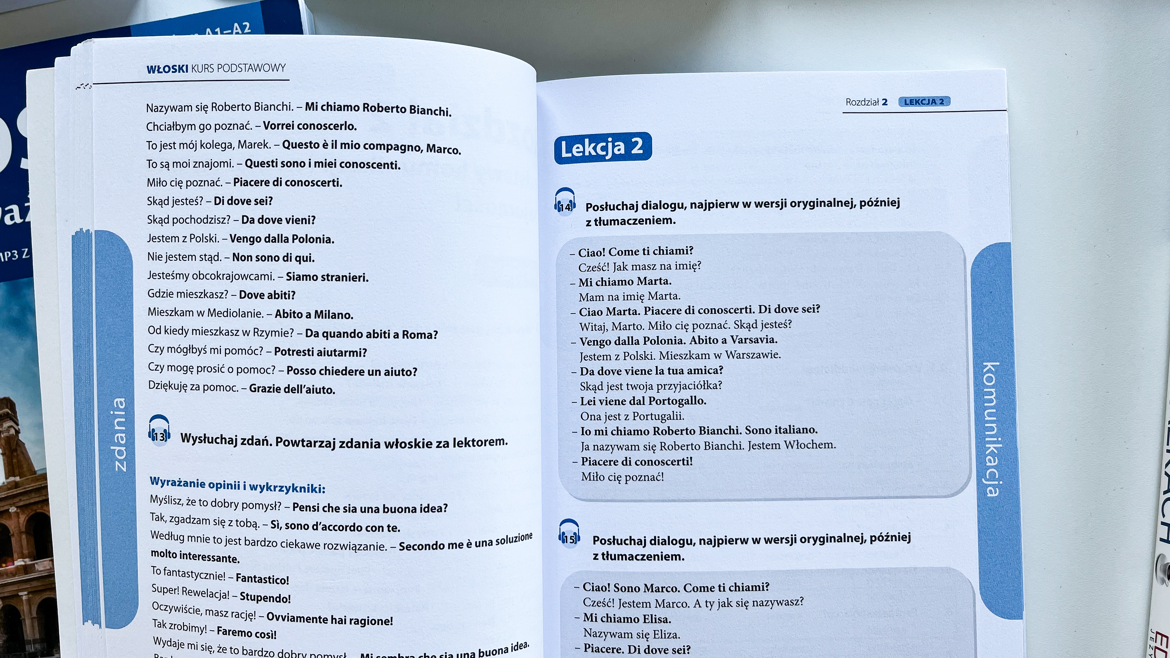 Rozkładówka prezentująca przykładowe dialogi z książki Włoski. Kurs podstawowy.
