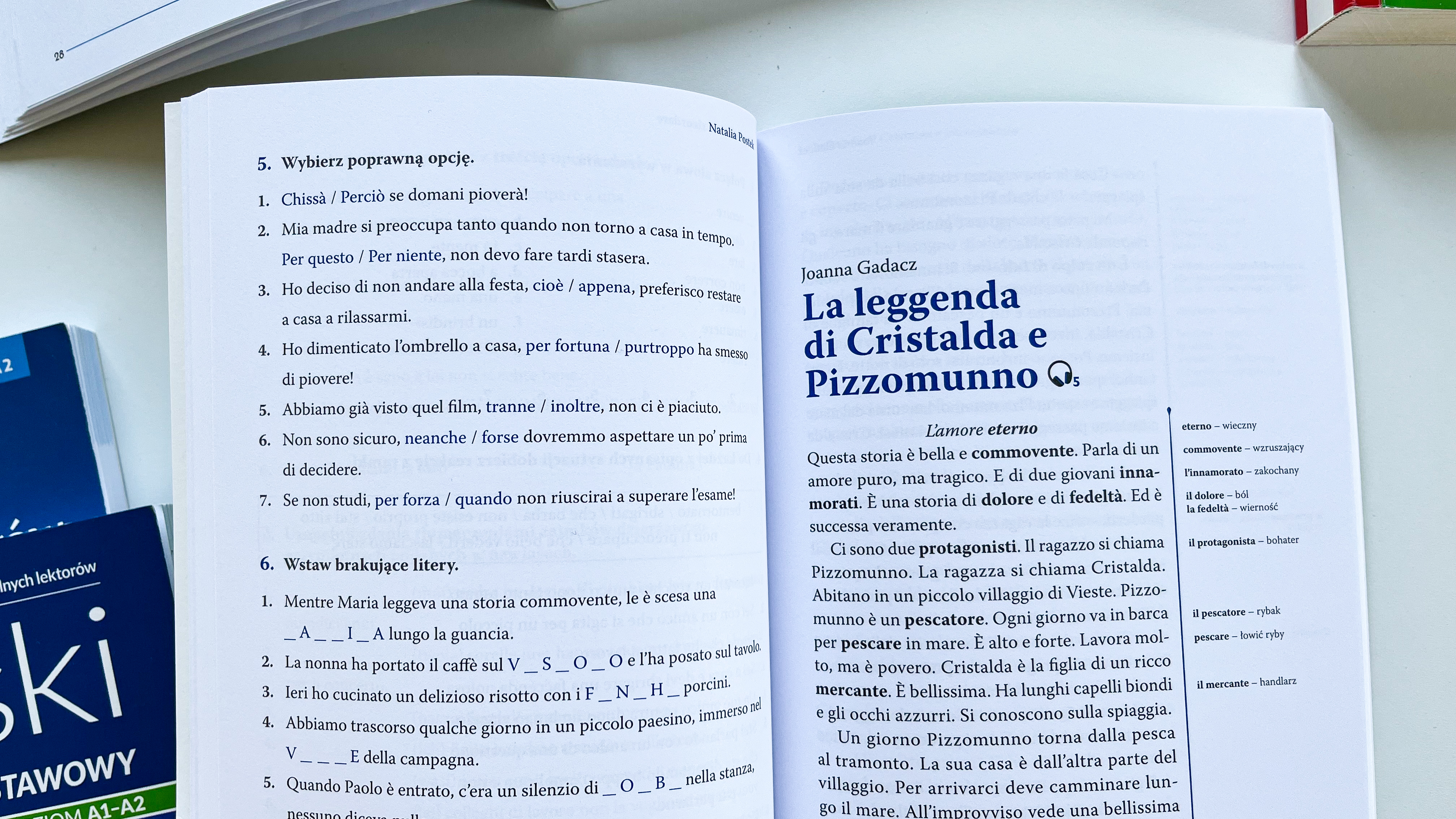Rozkładówka prezentująca ćwiczenia językowe i treść opowiadania z książki Włoski. Krótkie historie. Dla początkujących.