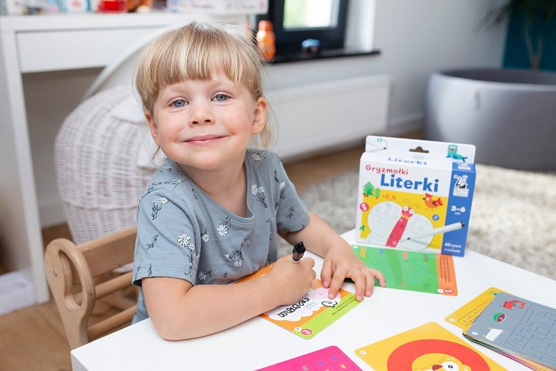 Literki. Gryzmołki - pakiet kreatywnych zadań, dzięki którym dziecko pozna litery.