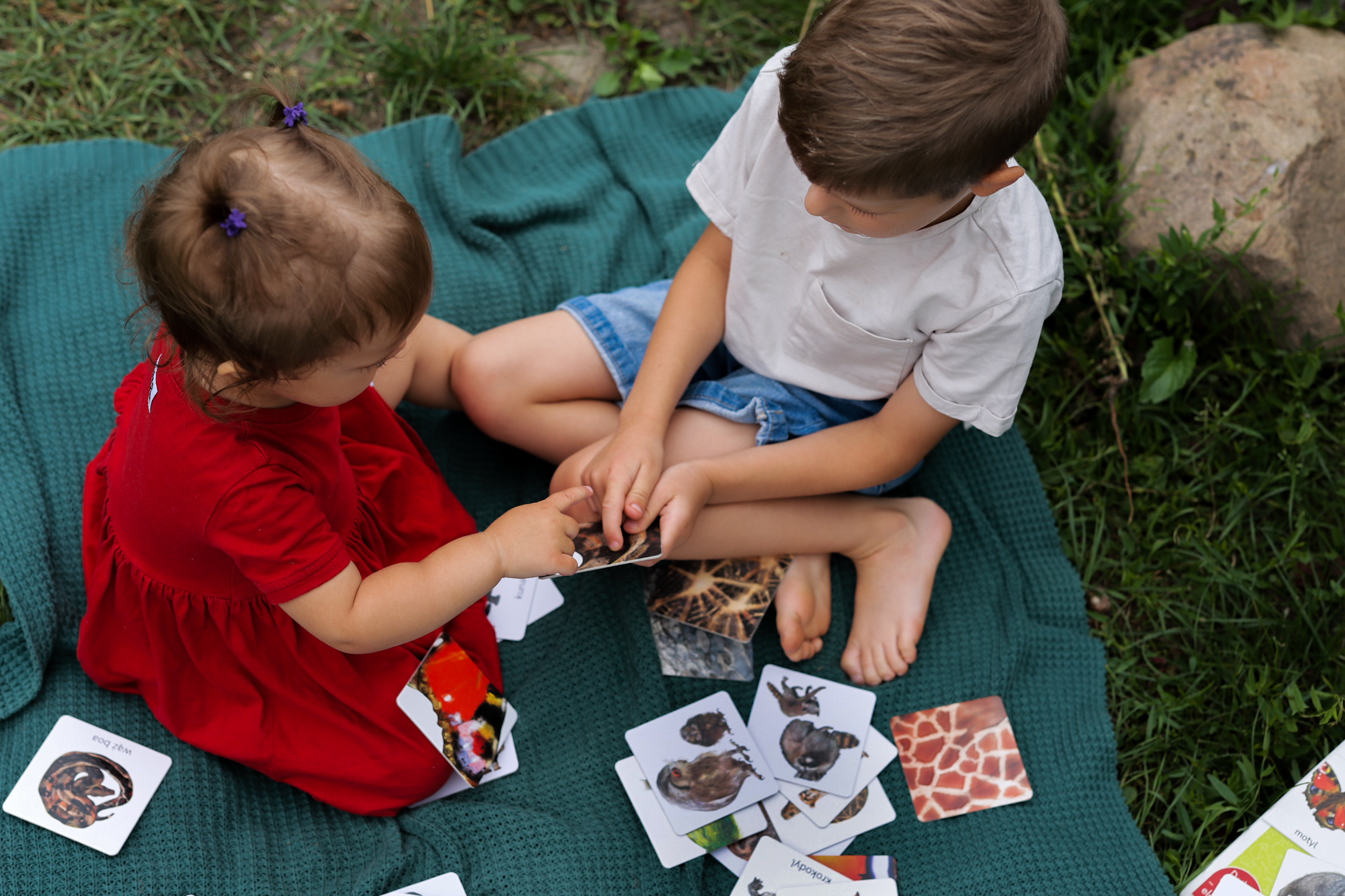 montessori zabawa na podwórku karty sensoryczne