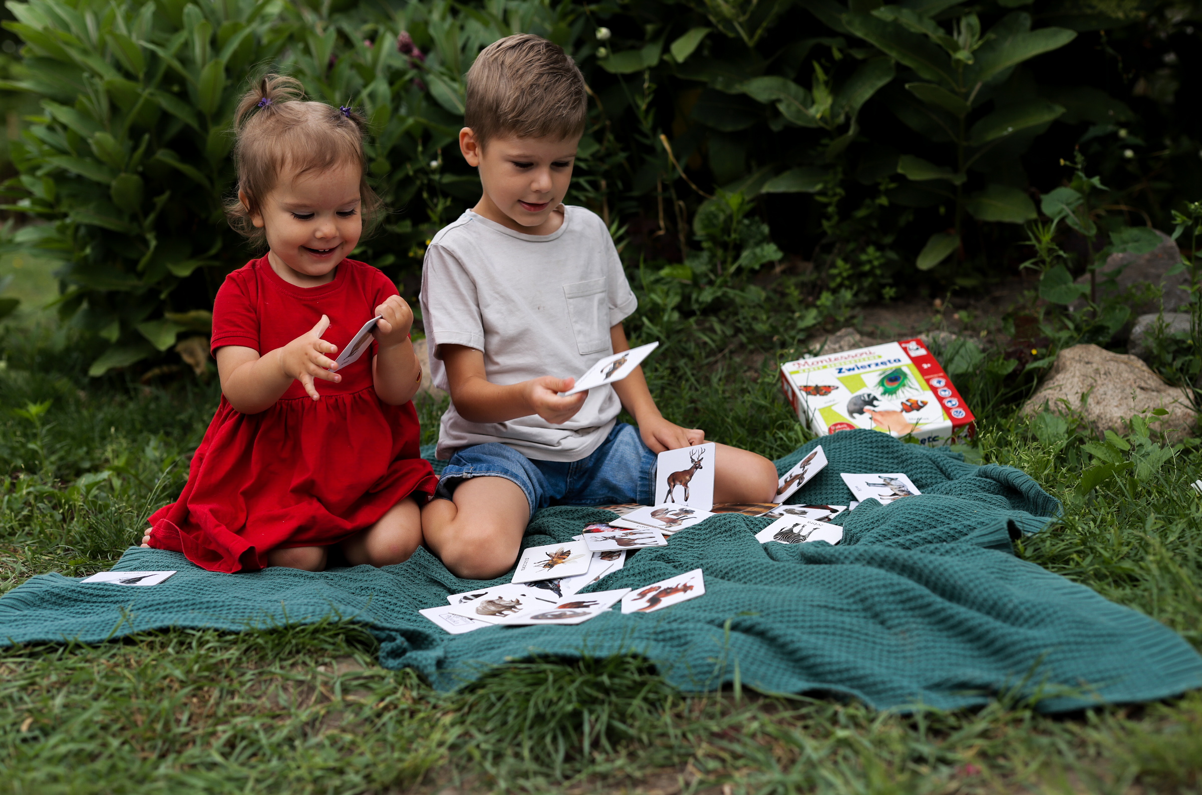 Montessori karty obrazkowe dzieci bawią się na podwórku