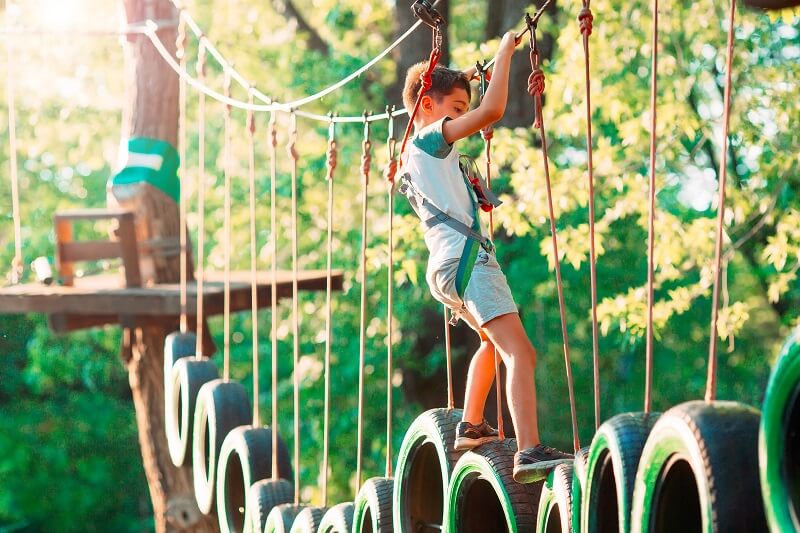 Pomysły na pełen atrakcji Dzień Dziecka; park linowy