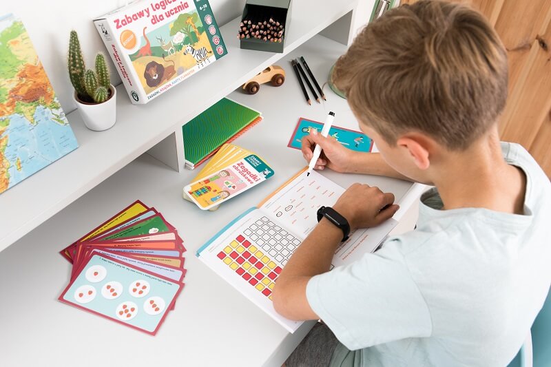 Zabawy logiczne dla ucznia. Wyd. 2 - to pakiet zagadek wspierających najważniejsze umiejętności podczas rozwoju dzieci w wieku szkolnym. Uczniowie przećwiczą czytanie, pisanie oraz liczenie. 