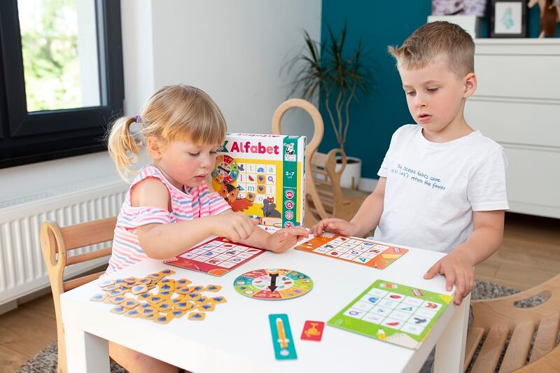 Alfabet. Smart Bingo. Gra edukacyjna | Rozwijaj słownictwo i wyobraźnię językową dziecka!
