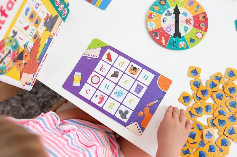 Alfabet. Smart Bingo. Gra edukacyjna; gra, która ułatwi dziecku poznawanie liter i wprowadzi je do nauki czytania