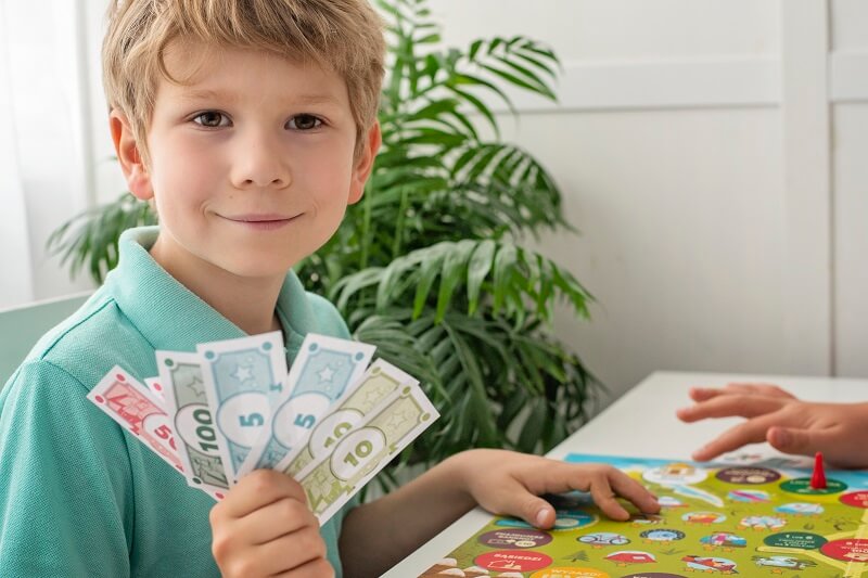 Mały inwestor. Gra rodzinna | Gra, który uczy, jak zarabiać, pomnażać i mądrze wydawać pieniądze