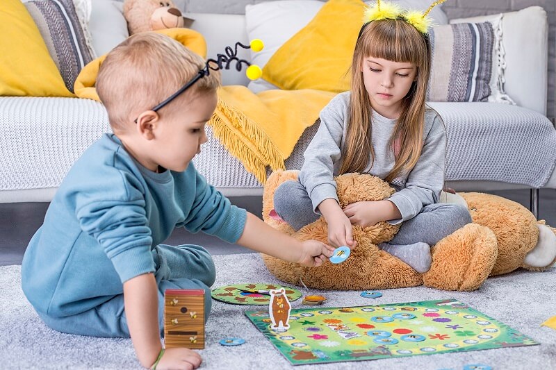 Grę Miś i pszczoły polecamy przedszkolakom, miłośnikom pszczół i graczom, którzy lubią drużynowe rozgrywki i niechętnie przegrywają.