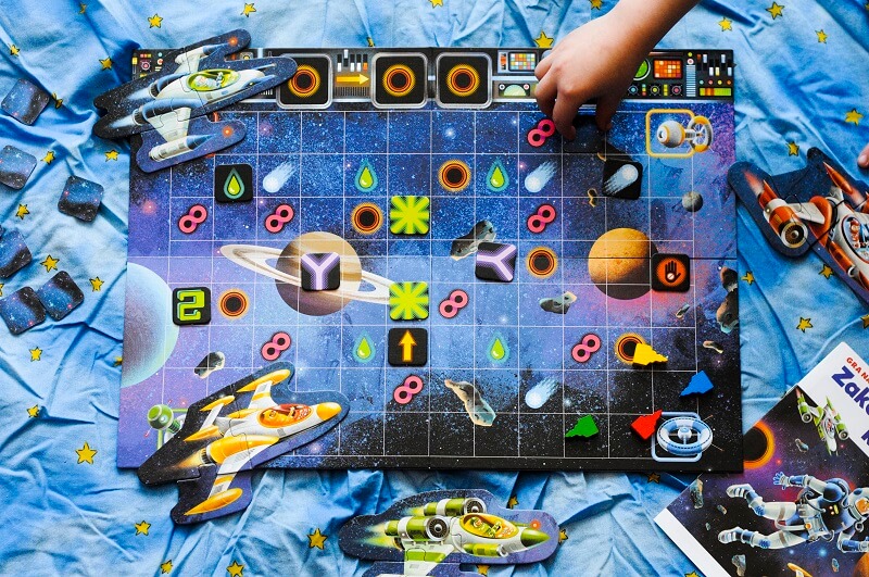 Gra Zakodowany kosmos wprowadzi najmłodszych do świata algorytmów bez użycia komputera! Idealna gra na prezent - Wielkanoc 2022