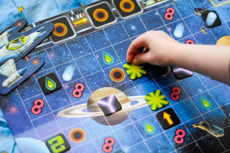Zakodowany kosmos. Gra na kodowanie (8+ lat) | Kosmiczna podróż z nauką kodowania
