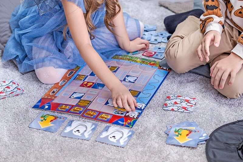 Zakodowany zamek to gra, która wprowadzi dziecko w podstawy kodowania, równoległe zapewniając mu wspaniałą przygodę w poszukiwaniu skarbów. 