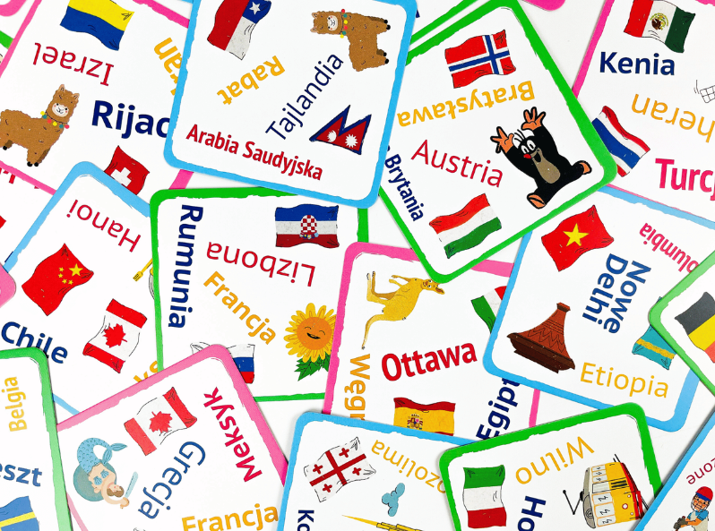 Rozłożone karty z gry Bójka na państwa miasta pokazujące flagi i charakterystyczne symbole