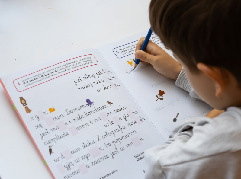 EDUseria. Dyktanda. Ćwiczenia dla dzieci 6+ – 24-stronicowa książeczka z łamigłówkami ortograficznymi i naklejkami