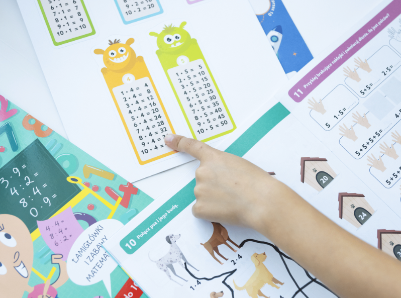 EDUseria. Mnożenie i dzielenie. Teczka edukacyjna dla dzieci 6+ – kompletny zestaw z zeszytami, kartami pracy, wypychankami i naklejkami