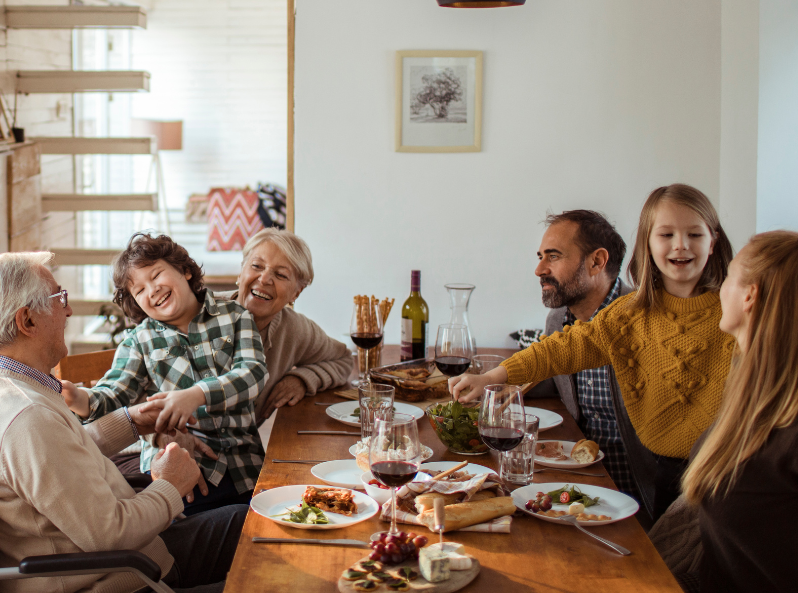 Rodzina spędza razem czas przy świątecznym stole