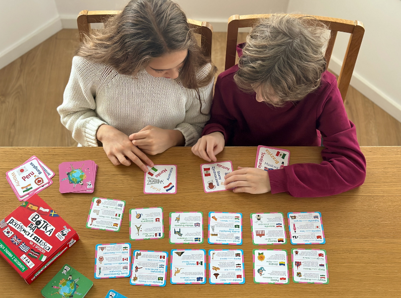 Dzieci grające w grę edukacyjną Kapitana Nauki Bójka na państwa i miasta