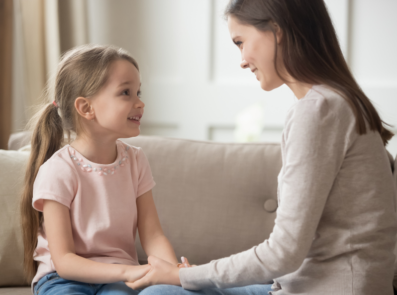 Rodzic rozmawia z dzieckiem o nadchodzących świętach