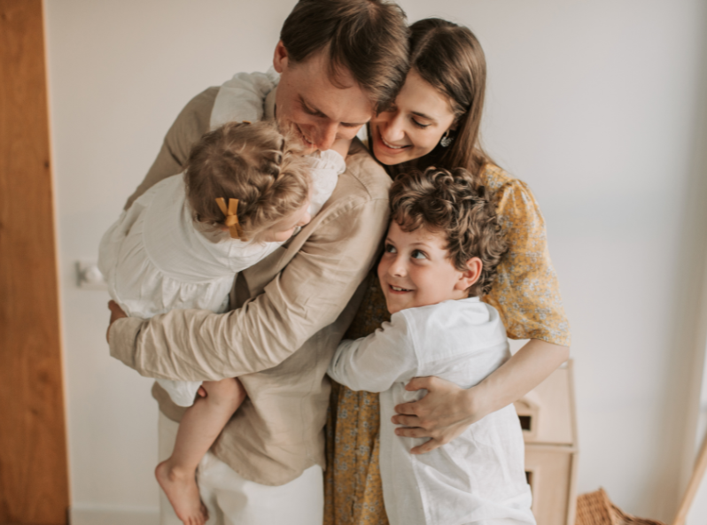 Szczęśliwi rodzice z dziećmi 