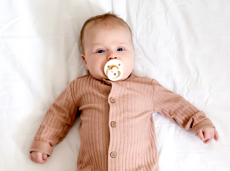 Maluch podczas zabawy rozwijającej zmysły w pierwszym roku życi