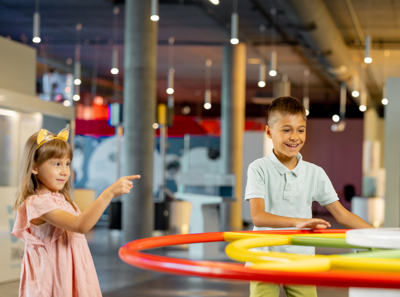 Dzieci odkrywają nowoczesne eksponaty w muzeum nauki"