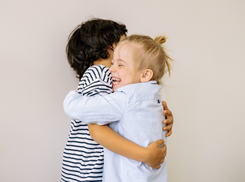 Przedszkolaki przytulają się