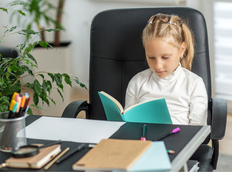 Dziewczynka uczy się w skupieniu z uporządkowanym biurkiem