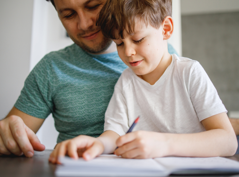 Rodzic pomaga dziecku uczyć się poprawnej pisowni