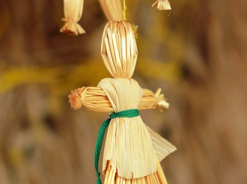 Marzanna zrobiona z naturalnych materiałów – słoma, sznurek, suszone kwiaty