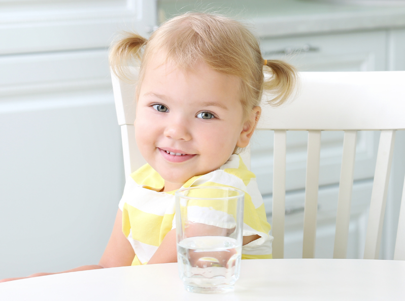 Dziewczynka ze szklanką wody