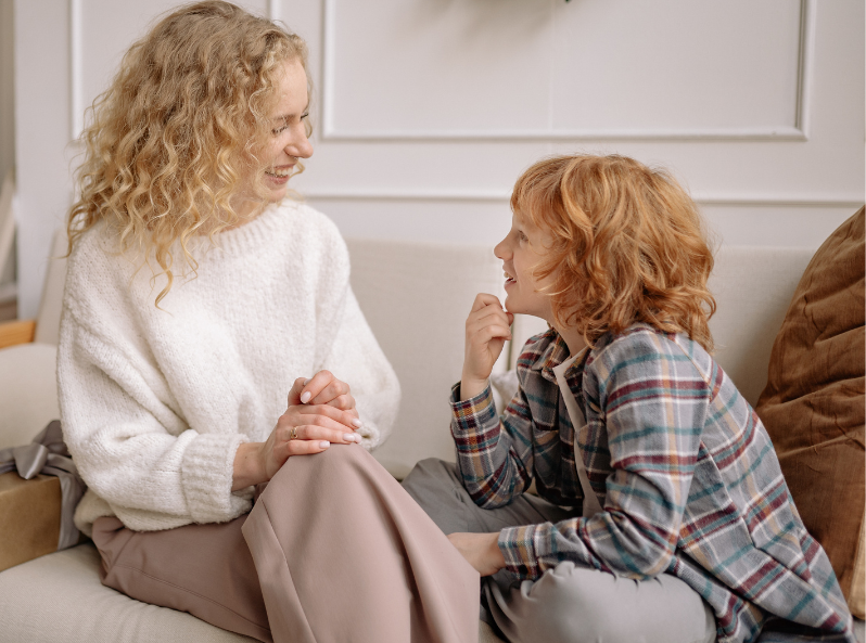 mama z zaangażowaniem i ciekawością rozmawia ze swoim synem