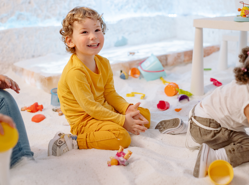 Kącik zabaw dla dzieci na weselu – kolorowe materiały i gry na stoliku