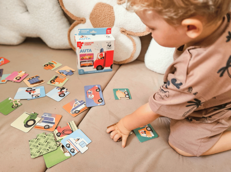 Chłopiec układa puzzle Auta od Kapitana Nauki – pierwsze układanki z pojazdami dla małych dzieci