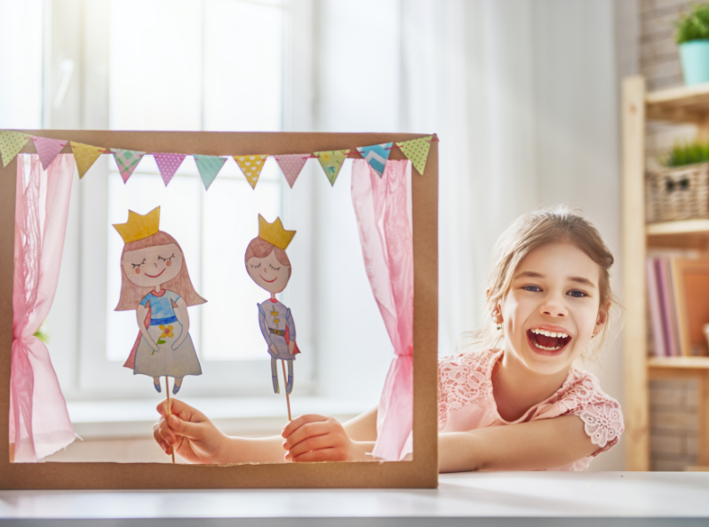 Domowy teatrzyk – dziewczynka tworzy mini spektakl dla dziadków