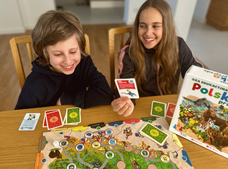 Dwoje dzieci w wieku 6 lat grają w grę Polska przyroda Kapitana Nauki