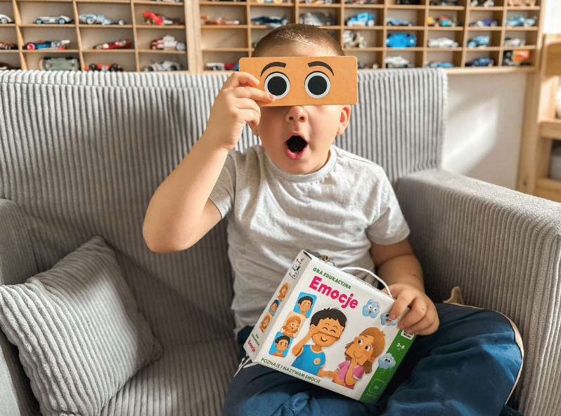 Chłopiec bawi się grą edukacyjną Emocje od Kapitana Nauki - nauka rozpoznawania uczuć