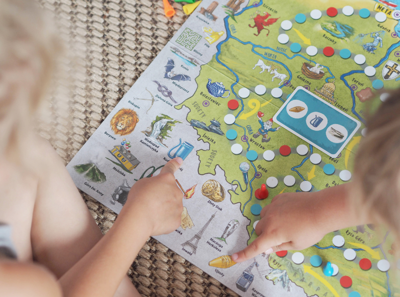 Dzieci grają w grę edukacyjną Polska Kapitana Nauki