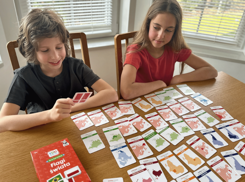 Dzieci grają w Flagi Świata EDUseria gra karciana