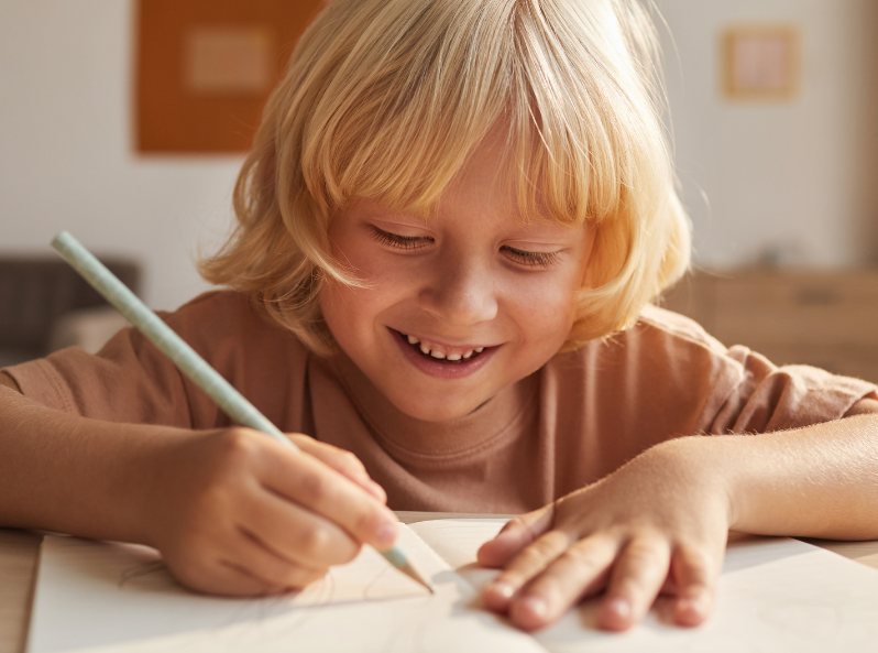 Dziecko piszące dziennik lub list - pisanie dla przyjemności wspiera naukę ortografii