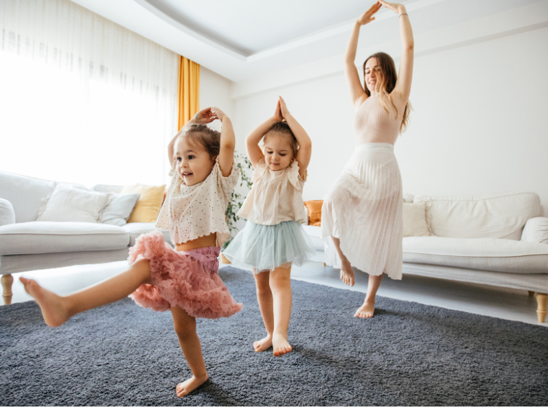mama i jej dwie córki robią jogowe asany na dywanie w domu