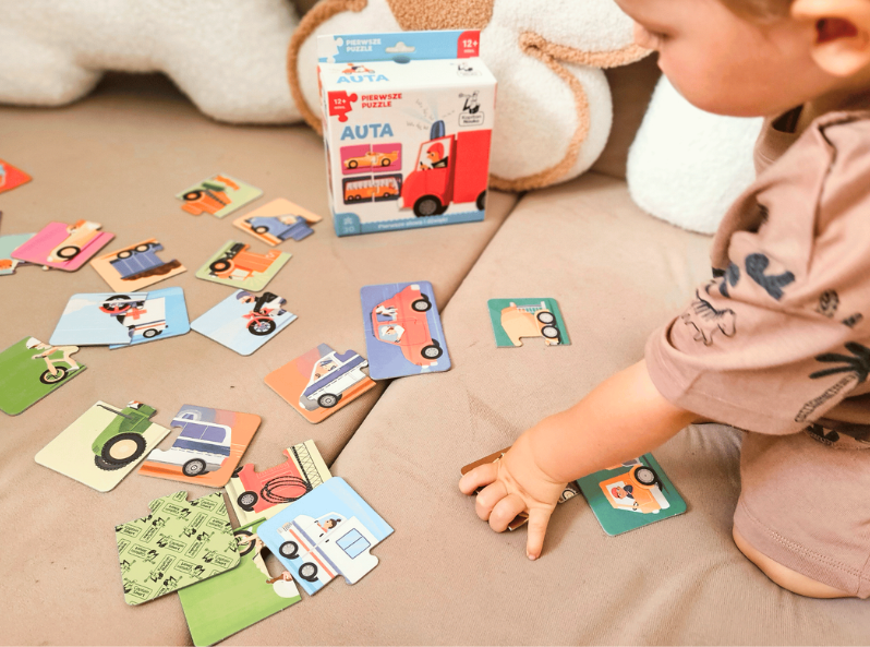Chłopiec układa Auta. Pierwsze puzzle – dwuelementowe puzzle dla dzieci od 12. miesiąca życia z pojazdami