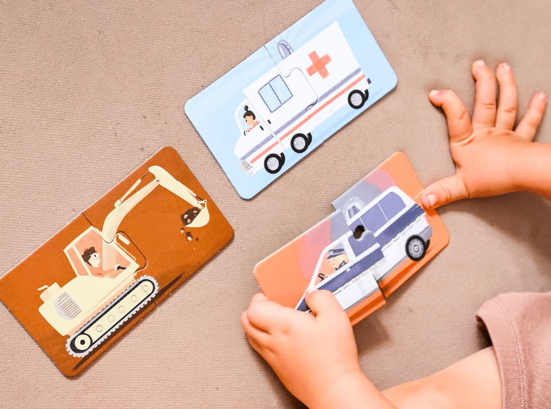 Pierwsze puzzle. Auta od Kapitana Nauki – zestaw 15 dwuelementowych układanek z pojazdami dla dzieci od 12. miesiąca życia