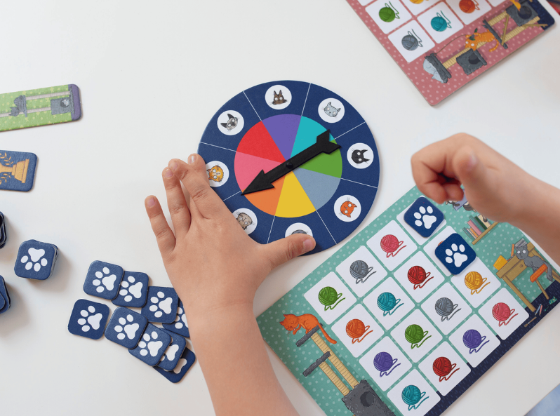 Dzieci grają w grę Koty Gra bingo - rozgrywka przy stole