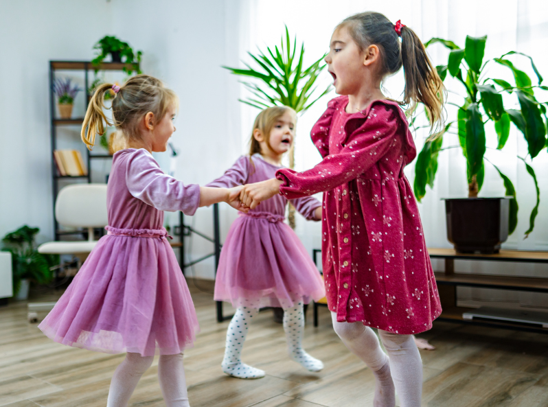 Dzieci tańczące w przedszkolu w kółku