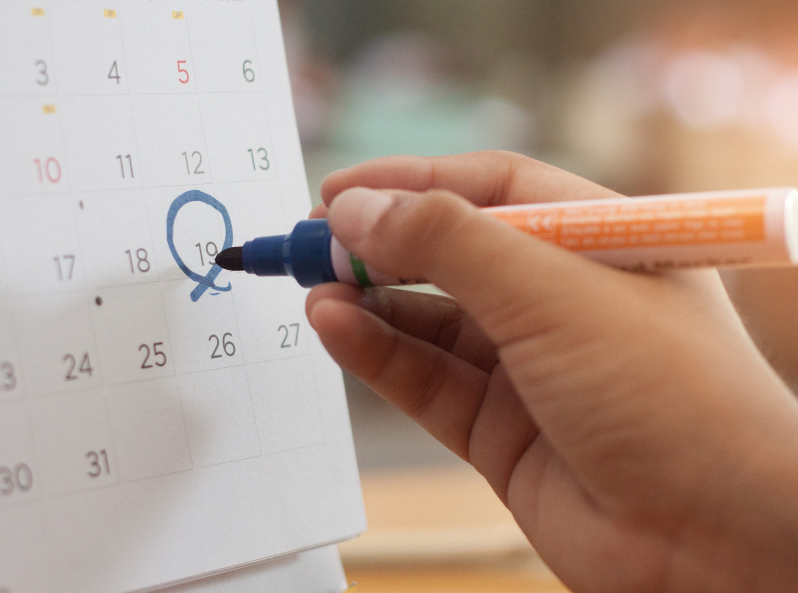 ręka z flamastrem przy kalendarzu