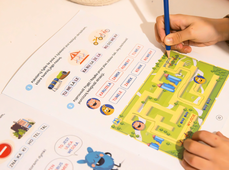 Bazgraki czytają wyrazy i zdania – dziecko uzupełnia ćwiczenia do nauki czytania całych wyrazów i prostych zdań