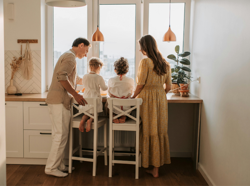 Rodzina spędza czas w domu