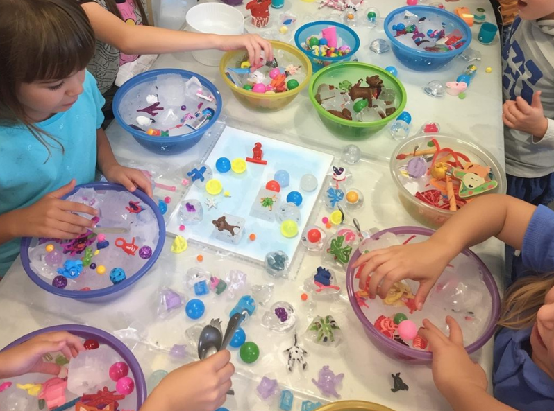 Lodowe wykopalisko – dzieci odkrywają zabawki zamrożone w lodzie