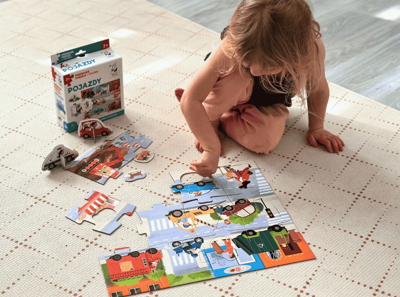 Pierwsze puzzle + figurki. Pojazdy od Kapitana Nauki – układanka zamieniająca się w planszę do zabawy z figurkami pojazdu