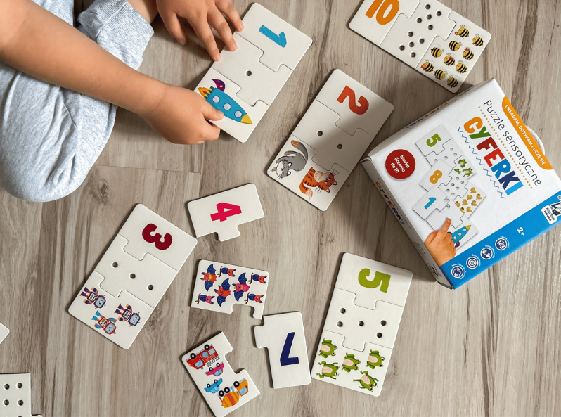 Dziecko bawi się puzzlami sensorycznymi Cyferki dla dzieci od 2 lat - nauka cyferek przez zabawę