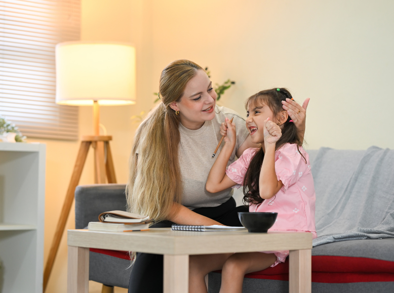 Rodzic rozmawiający z dzieckiem o powrocie do szkoły